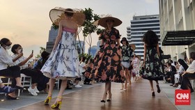 Saat Gaya Pantai Berpadu Batik di Tangan Edward Hutabarat