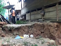 Penampakan Belasan Rumah di Mamasa Rusak Akibat Tanah Bergerak