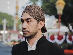 Pesona Reza Rahadian Bak Pangeran Jawa di Upacara HUT ke-77 RI
