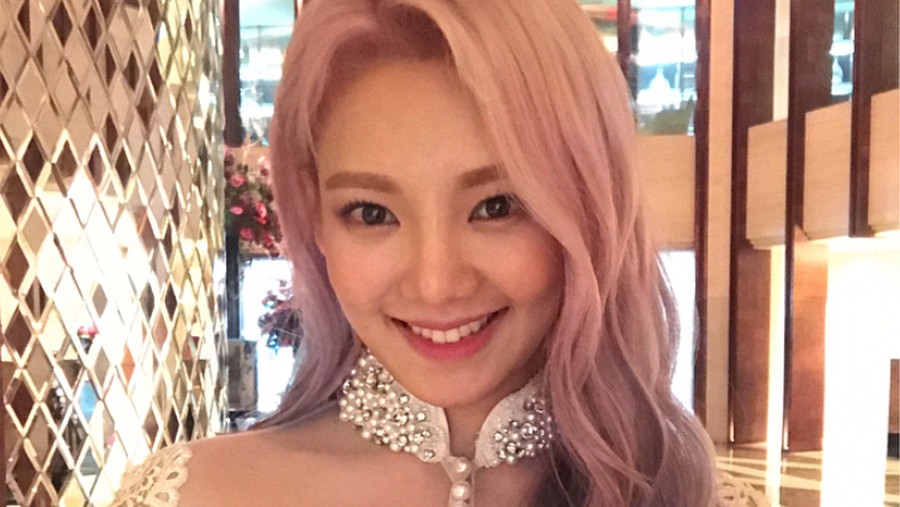Hyoyeon SNSD memakai kebaya Hyoyeon SNSD memakai kebaya