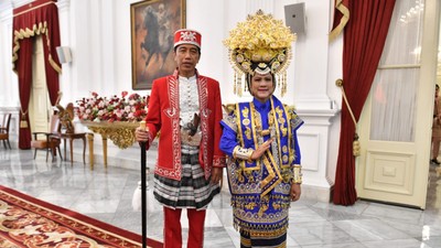 Upacara HUT RI, Iriana Pakai Baju Adat Buton dan Mahkota Besar