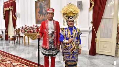 img-title Upacara HUT RI, Iriana Pakai Baju Adat Buton dan Mahkota Besar