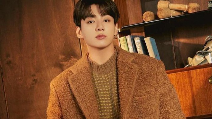 Dalam Sekejap, Deretan Pakaian Ini Langsung Sold Out Setelah Digunakan oleh Jungkook BTS!