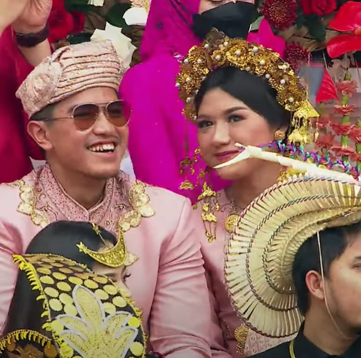 <p>Anak bungsu Presiden Joko Widodo, Kaesang Pangarep, terlihat menghadiri upacara HUT ke-77 RI di Istana Merdeka, Jakarta. Kaesang tampak ditemani sang kekasih, Erina Gudono nih. (Foto: YouTube Sekretariat Presiden)</p>