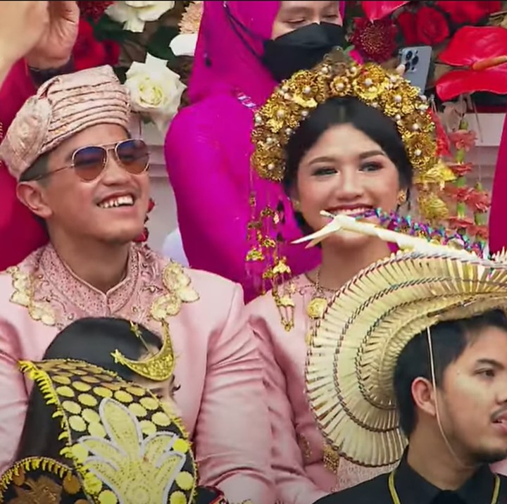 <p>Kaesang dan Erina tampil serasi mengenakan busana adat Sumetera Barat nih. Pakaian mereka bernuansa merah muda, Bunda. (Foto: YouTube Sekretariat Presiden)</p>