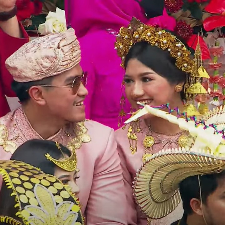 <p>Momen kebersamaan Kaesang dan Erina tertangkap kamera saat penampilan penyanyi cilik Farel Prayoga di Istana Merdeka. Keduanya terlihat sedang mengobrol dan beberapa kali tersenyum. (Foto: YouTube Sekretariat Presiden)</p>