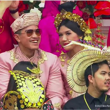 Kaesang Pangarep Gandeng Erina Gudono dalam Acara Upacara HUT RI di Istana