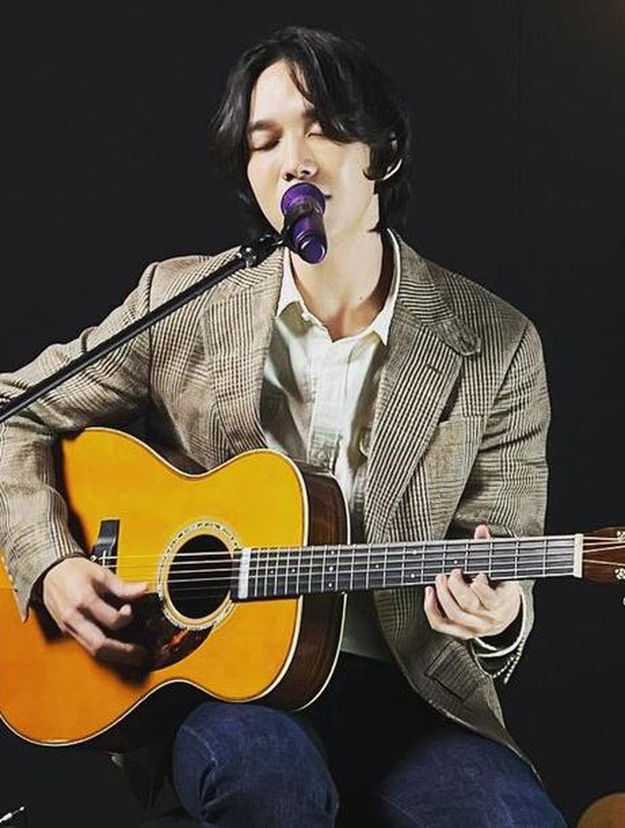 Kevin Oh memulai debutnya sebagai penyanyi solo di tahun 2016 dengan merilis single bertajuk