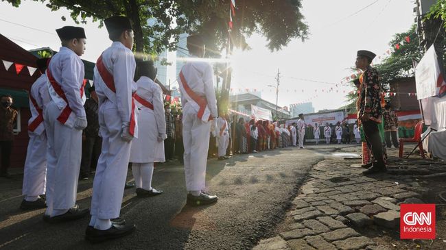 Upacara penurunan Bendera Merah Putih di wilayah Kecamatan Larangan dibatalkan akibat lapangan tergenang air dan tiang bendera patah.