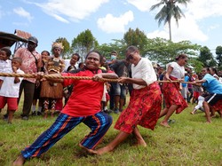 6 Lomba 17 Agustus untuk Ibu-ibu di Desa, Heboh dan Seru