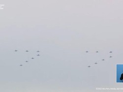 Manuver Jet Tempur F-16 Formasi 77 Meriahkan Peringatan HUT RI di Istana