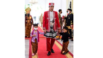 Cucu Jokowi Ikut Upacara di Istana Merdeka Pakai Baju Adat