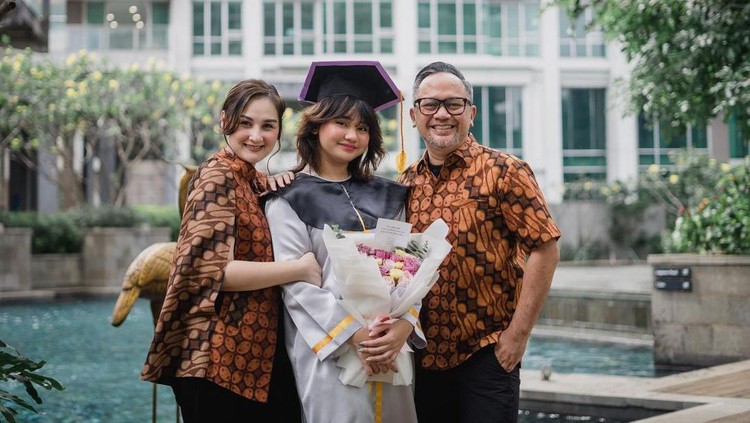Mona Ratuliu dan putrinya Mona Ratuliu dan putrinya