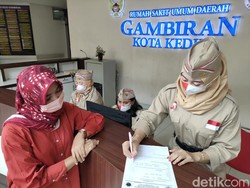 Nakes RS Gambiran Kenakan Baju Perjuangan Layani Pasien di HUT Kemerdekaan