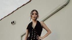 Lirik Lagu Strange Land (Acoustic Version) - NIKI