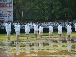 Saat Paskibra Larangan Tangerang Becek-becekan di Upacara HUT RI