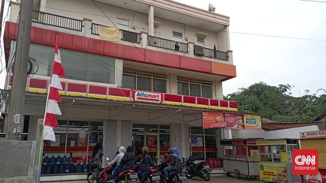 Banyak orang mendatangi Alfamart di Cisauk, Tangerang usai kasus pencurian cokelat viral di media sosial. Ada yang sekadar ingin tahu, ada pula membuat konten.