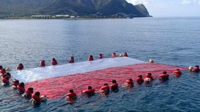 Secara serentak berlangsung pengibaran bendera Merah Putih di 77 titik dasar laut se-Indonesia dalam rangka HUT ke-77 RI, 17 Agustus 2022.