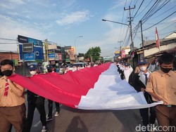 Bendera Merah Putih Sepanjang 77 Meter Berkibar di Ujungberung Bandung