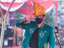 Sandiaga-Angela Kompak Pakai Baju Daerah di Peringatan HUT ke-77 RI