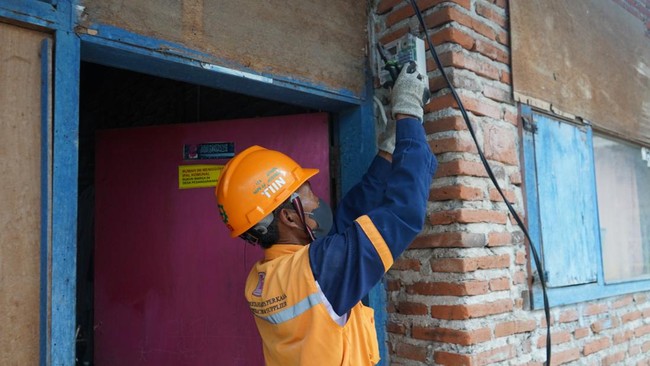 Kementerian ESDM melalui PT PLN (Persero) menyalurkan bantuan dari program Bantuan Pasang Baru Listrik (BPBL) di Kota Batu, Jawa Timur.