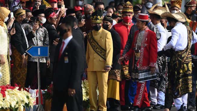 Presiden Jokowi dan para menterinya nampak menikmati lagu campursari yang dinyanyikan di Istana Merdeka, Jakarta.