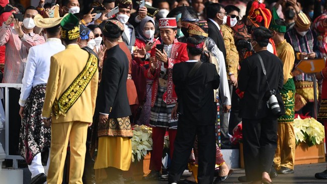 Saat dikonfirmasi, Kepala Sekretriat Presiden Heru Budi Hartono mengatakan bahwa pihak Istana tidak mengundang Rara secara khusus untuk menjadi pawang hujan.