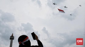 FOTO: Meriah HUT RI di Monas, Kirab Hingga Parade Pesawat Tempur