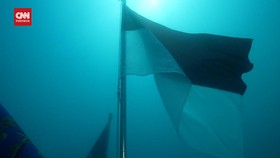 VIDEO: TNI AL Kibarkan Bendera Merah Putih Di Bawah Laut Pulau Putri