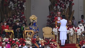 Ayumi Putri Sasaki, Pembawa Bendera Saat Upacara Penurunan di Istana