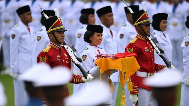 Presiden Jokowi dijadwalkan mengukuhkan 76 putra-putri Indonesia dari 38 provinsi untuk menjadi pasukan pengibar bendera pusaka (paskibraka) pada Senin (12/8).