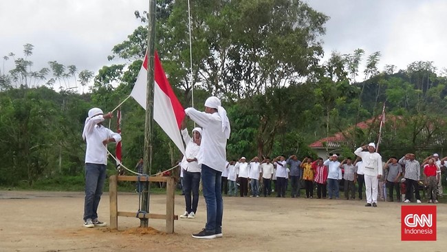 Lebih dari seribu penduduk korban bentrok antardesa di Desa Pelauw, Maluku Tengah, upacara bendera setengah tiang hari ini.