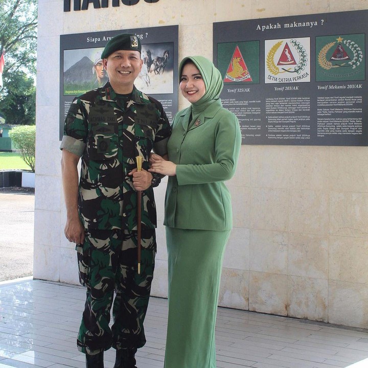 <p>Sejak menikah dengan Achmad Zaki, Winda Khair memang sudah tidak lagi muncul di layar kaca. Ia kini menjadi ibu Persit, atau istri tentara. (Foto: Instagram @windakhair)</p>