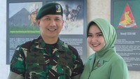 7 Potret Terbaru Winda Khair Lepas Suami Perwira TNI Pergi Dinas ke Papua