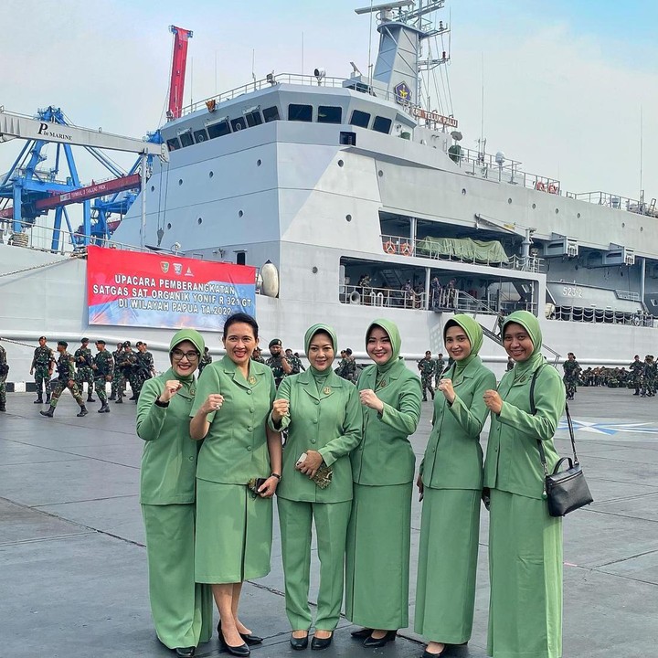 <p>Momen perpisahan itu diunggah Winda di Intagram miliknya. Ia terlihat berpose dengan istri tentara lainnya yang juga melepas suami bertugas ke Papua. (Foto: Instagram @windakhair)</p>
