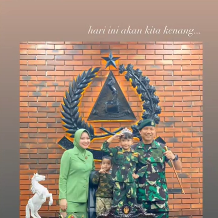 <p>Belum lama ini, Winda Khair mengunggah momen saat melepas sang suami dinas ke Papua. Winda tampak mengenakan seragam Persit. Sementara kedua anaknya memakai baju tentara. (Foto: Instagram @windakhair)</p>