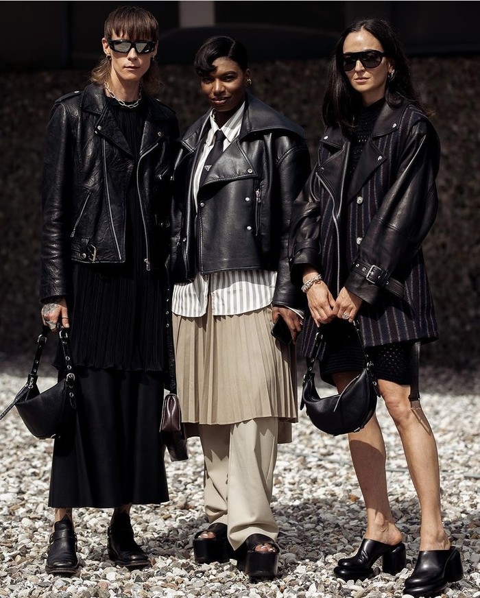 Biker jacket didampingi rok pleats atau mini dress material mesh yang terkombinasi dalam rona netral berikan statement pada gaya edgy ini. Foto: instagram.com/arumstreetstyle/Street Style Spy