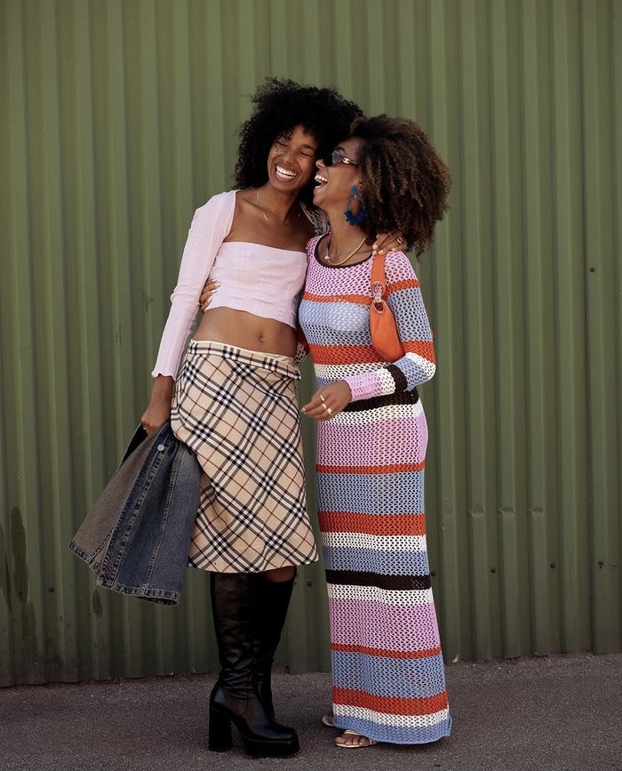 Elemen gaya Y2K dalam interpretasi lebih modern. Summer dress atau paduan crop top dan rok low-rise kian atraktif dengan permainan tekstur, yakni material mesh, leather dari sepatu boots, dan denim dari tas yang unik. Foto: instagram.com/streetstylespy.dk