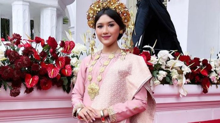Temani Kaesang Ikut Upacara HUT RI di Istana Merdeka, Seperti Ini Penampilan Erina Gudono yang Curi Perhatian! Temani Kaesang Ikut Upacara HUT RI di Istana Merdeka, Seperti Ini Penampilan Erina Gudono yang Curi Perhatian!