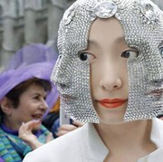 Rancangan Headpiece Heidi Lee Paling Nyentrik, Ada Favoritnya Beyonce dan Jennifer Lopez!