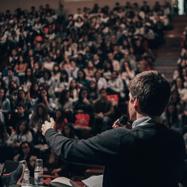 10 Contoh Teks MC Seminar Formal untuk Kegiatan Online dan Offline