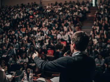 img-title 10 Contoh Teks MC Seminar Formal untuk Kegiatan Online dan Offline