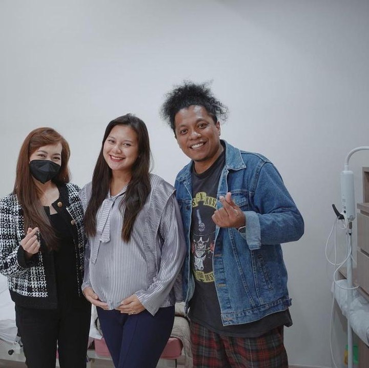 <p>Indah dan Arie juga membagikan momen mereka melakukan kontrol rutin ke dokter untuk melihat sang buah hati melalui USG pada kanal YouTube Indah beberapa waktu lalu. (Foto: Instagram @indahpermatasari)</p>