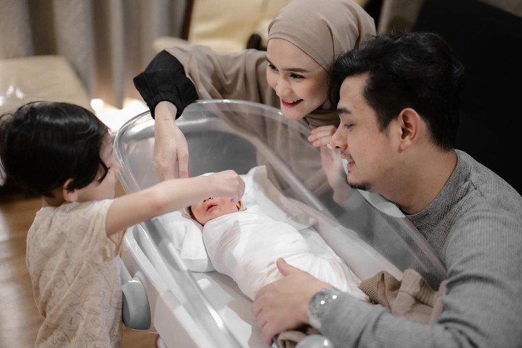 Isel Fricella Melahirkan Anak Kedua Bertepatan dengan Ultah Anak Pertama Pasangan Isel Fricella dan Miqdad Addausy bagikan kabar bahagia menyambut sang anak kedua yang lahir bersamaan dengan hari ulang tahun anak sulungnya nih Bunda.