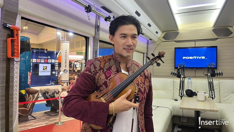 Iskandar Widjaja Rilis 'Sepasang Mata Bola'