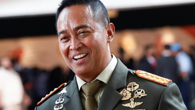 Mantan Panglima TNI Jenderal Andika Perkasa meraih penghargaan Darjah Utama Bakti Cemerlang (Tentera) dari Presiden Singapura Halimah Yacob.