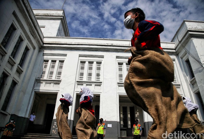 Sejumlah anak mengikuti lomba tradisional di Stasiun Tanjung Priok, Jakarta Utara, Kamis (18/8/2022). Lomba itu untuk memeriahkan HUT ke-77 RI.
