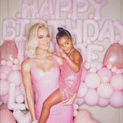 Aksi Gemas Putri Pertama Khloe Kardashian Mengasuh Adik Pakai Stroller Dior