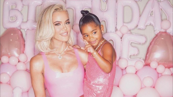 Aksi Gemas Putri Pertama Khloe Kardashian Mengasuh Adik Pakai Stroller Dior Aksi Gemas Putri Pertama Khloe Kardashian Mengasuh Adik Pakai Stroller Dior