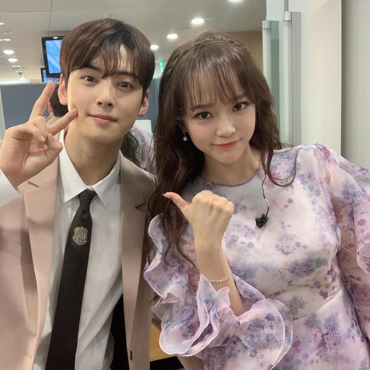 <p>Persahabatan mereka pun pernah diakui Kim Sejeong secara langsung dalam salah satu program siaran SBS. Di kesempatan itu, wanita kelahiran 25 tahun silam ini memaparkan siapa saja orang-orang terdekat dalam hidupnya. (Foto: Instagram @clean_0828)<br /><br /><br /></p>